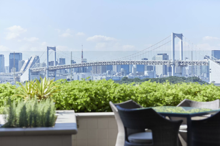 [Odaiba] Afternoon tea featuring Yamanashi Prefecture 's Shine Muscat grapes, with stunning views of Tokyo Bay.