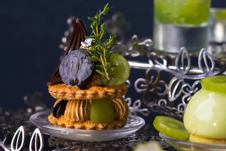 [Odaiba] Afternoon tea featuring Yamanashi Prefecture 's Shine Muscat grapes, with stunning views of Tokyo Bay.