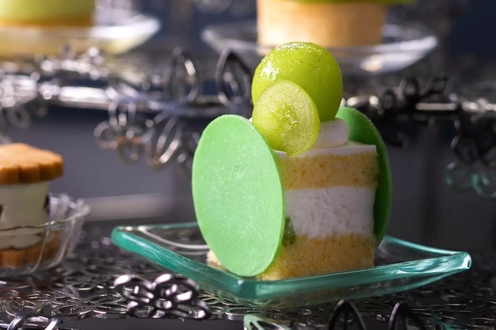 [Odaiba] Afternoon tea featuring Yamanashi Prefecture 's Shine Muscat grapes, with stunning views of Tokyo Bay.