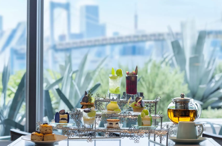 [Odaiba] Afternoon tea featuring Yamanashi Prefecture 's Shine Muscat grapes, with stunning views of Tokyo Bay.