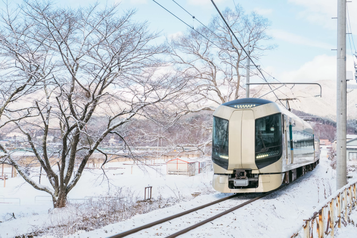搭乘淺草直通特快列車和日光/大內宿路線前往「大家的別莊家族 會津高原」的火車之旅