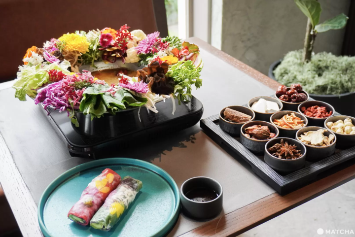 晚上最吸睛的是以繽紛蔬菜、花朵搭配香氣湯底的「花鍋」