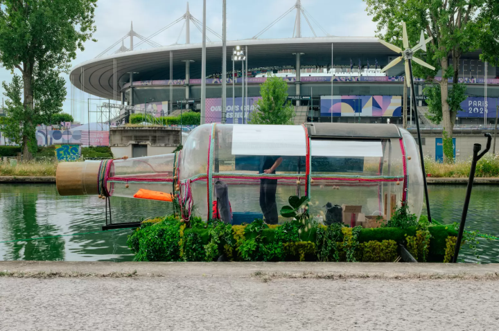 《La Bouteille》2024、パリでのパフォーマンス風景 Photo by Hafid Lhachmi / ADAGP Paris 2024. Courtesy Semiose