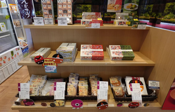 Okayama Momotaro Airport Souvenir Guide | Including Goshoin), Kibi Dango (Kibi Dango), and alcoholic beverages from duty-free shops.