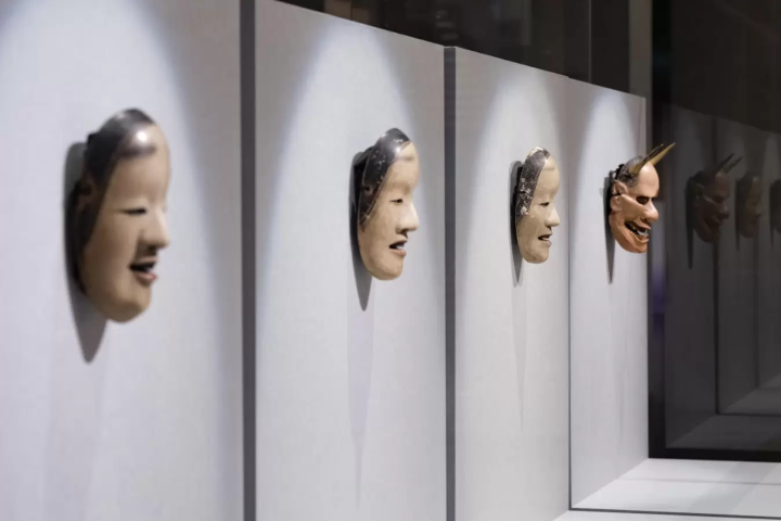 重要文化財《能面 泥眼》(金春家傳來)便是以《源氏物語》中的六條御息所為題材