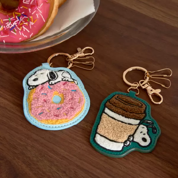 SNOOPY薩加拉刺繡鑰匙圈｜1,430日圓